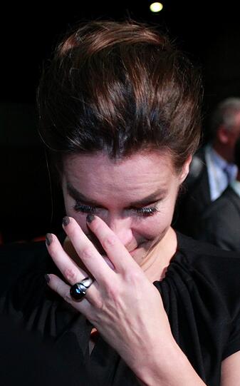 Kati Witt völlig aufgelöst: Das sympathische Olympia-Gesicht bricht bei der Bekanntgabe der Entscheidung in Tränen aus. Die Bilder