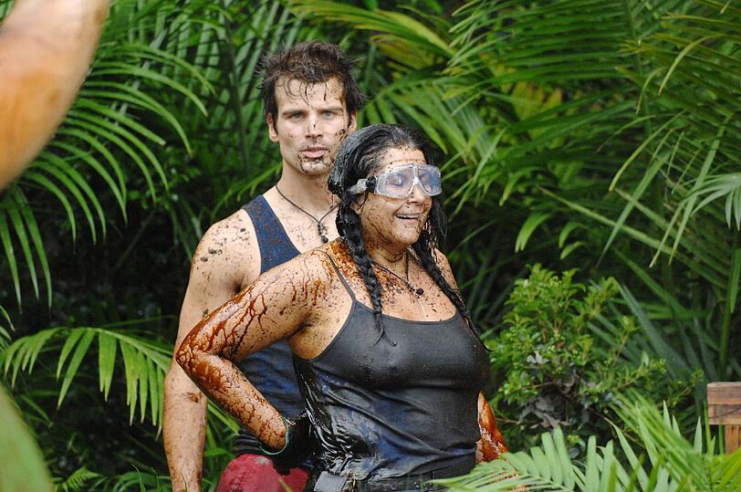 Iris geht langsam zurück zu Sonja und Daniel. Iris: &bdquo;Das war so ein harter Ruck auf einmal und der ist mit voll in den Rücken!&ldquo; Dr. Bob: &bdquo;Sie hat sich den Rücken verdreht und bekommt gleich Schmerzmittel von mir!