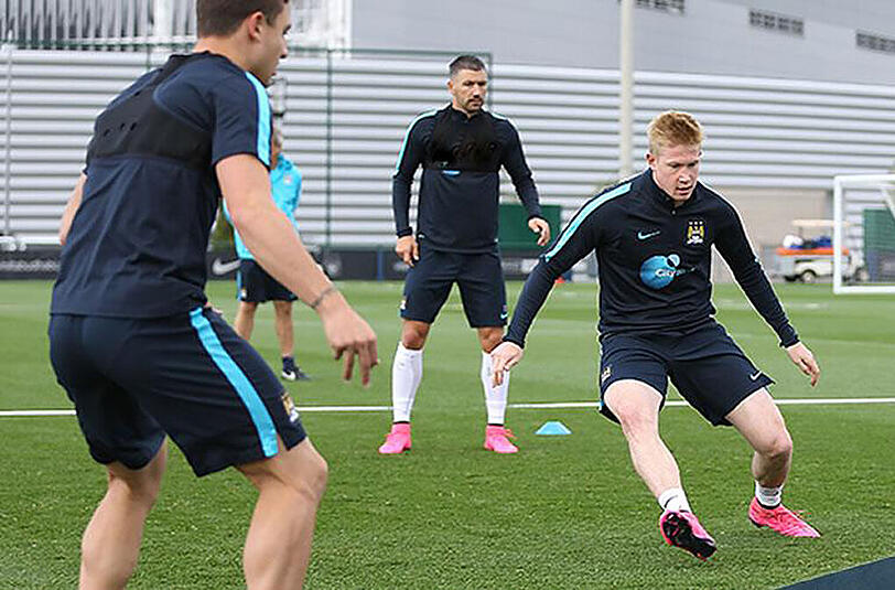 Kevin De Bruyne beim Training mit seinen neuen Mannschaftskollegen.