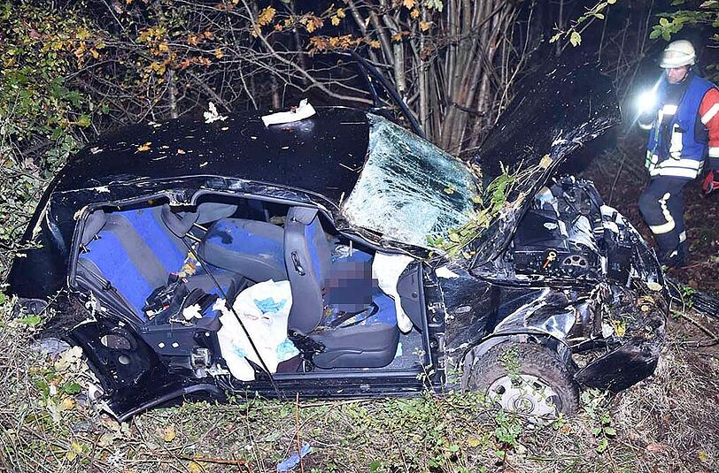 Das vollkommen demolierte Auto nach dem Unfall im Ebersberger Forst.