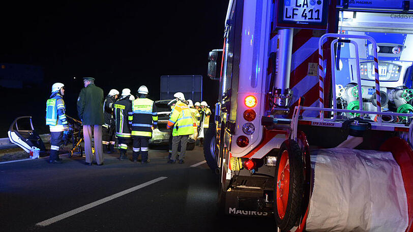 Auf der B388 im Landkreis Landshut kommt es zu einem schweren Unfall nach einem Reifenplatzer. Drei Personen werden verletzt.