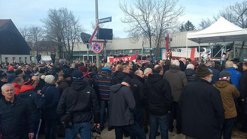 Hunderte Fans von Manchester United pilgerten gemeinsam zur Gedenkstätte am Manchesterplatz.