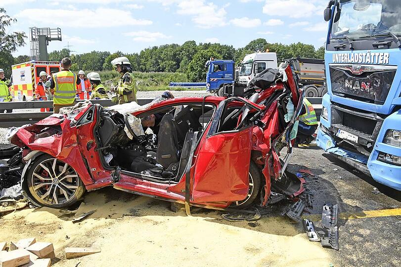 Vier Schwerverletzte sind die Bilanz eines Horror-Unfalls auf der A99.