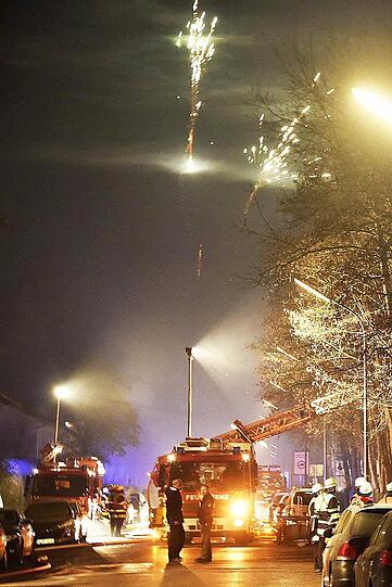 Ein Feuer auf einem Balkon setzte in Perlach einen ganzen Dachstuhl in Brand. Die Bilder von den Löscharbeiten.