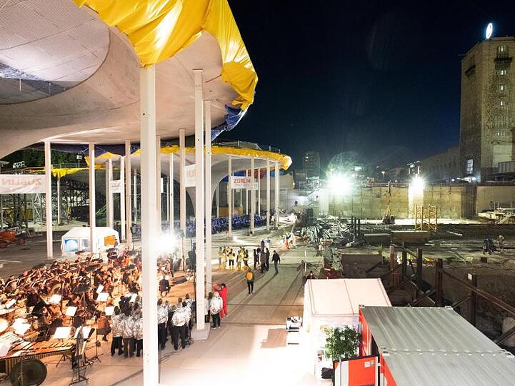 Tolle Kulisse für das Musiktheaterstück "Motor City Super Stuttgart" in der Baugrube für den neuen Stuttgarter Hauptbahnhof.