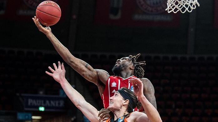 Bayern-Neuzugang Jalen Reynolds, hier im Duell mit Dennis Clifford von Rasta Vechta, erzielte gegen Gießen starke 24 Punkte.
