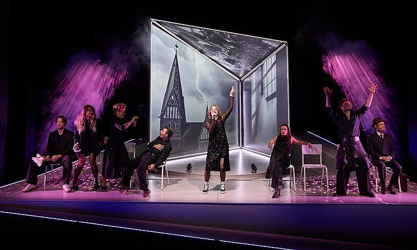 v.l.n.r.: Tom Gerhartz, Sibel Polat, Simone Oswald, Hardy Punzel, Annelie Straub, Maya Haddad, Janosch Fries, Anh Kiet Le.