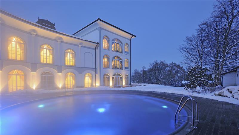 Das Gut Ising am Chiemsee &ndash; hier mit Blick auf den zehn Meter langen Au&szlig;enwhirlpool, der auch im Winter beheizt ist.