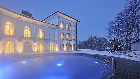 Das Gut Ising am Chiemsee &ndash; hier mit Blick auf den zehn Meter langen Au&szlig;enwhirlpool, der auch im Winter beheizt ist.
