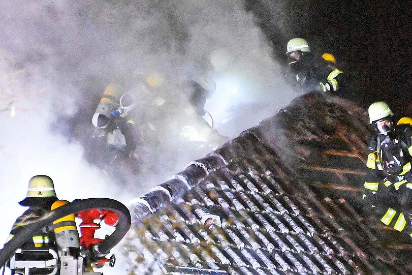 Gro&szlig;einsatz der M&uuml;nchner Feuerwehr: In der Diefenbachstra&szlig;e in Solln hat der Dachstuhl eines dreigeschossigen Wohnhauses gebrannt.