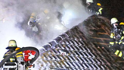 Gro&szlig;einsatz der M&uuml;nchner Feuerwehr: In der Diefenbachstra&szlig;e in Solln hat der Dachstuhl eines dreigeschossigen Wohnhauses gebrannt.