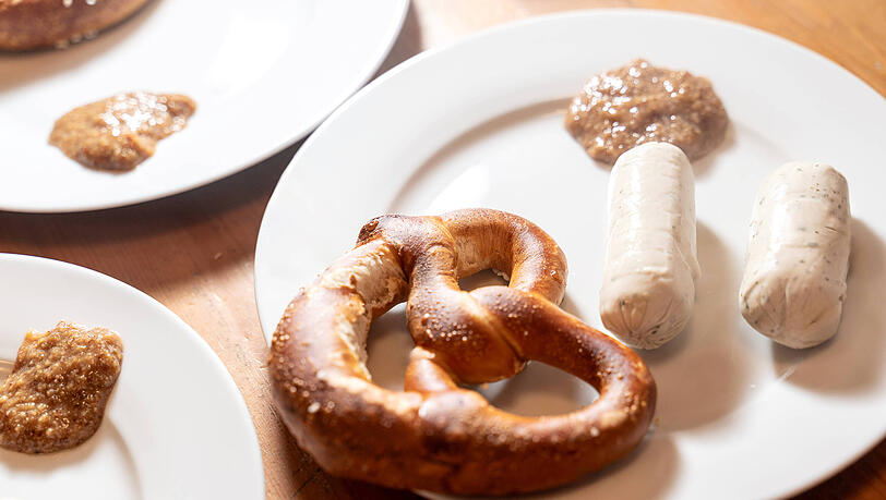 Wei&szlig;wurst, Brezn und ein Bier dazu: Fr&uuml;hschoppen ist einfach z&uuml;nftig.