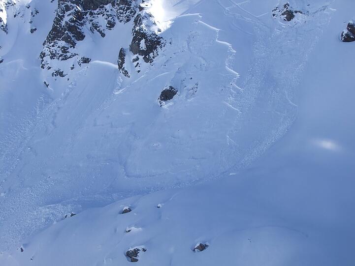 Majestätisch liegt der Berg in der aufgehenden Sonne: Dort, wo der Hang flacher wird, wurden die drei Männer unter der Lawine gefunden. Oben sieht man noch ihre Skispur.