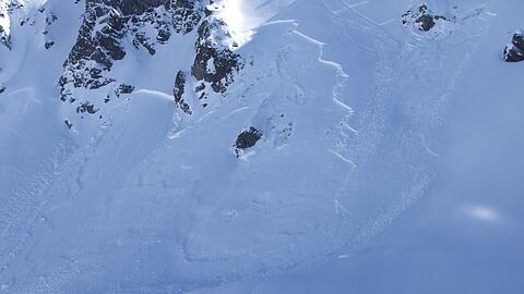 Majestätisch liegt der Berg in der aufgehenden Sonne: Dort, wo der Hang flacher wird, wurden die drei Männer unter der Lawine gefunden. Oben sieht man noch ihre Skispur.