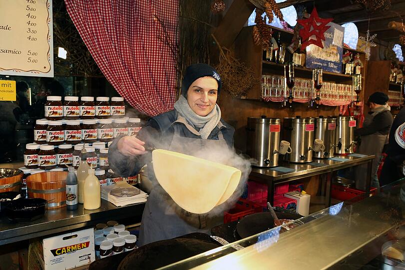 Die Crepes-Verkäuferin Enj beim Eiszauber.