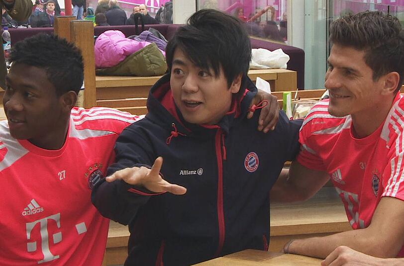 Der chinesische Pianist Lang Lang (Mitte) beim Besuch am Trainingsgelände des FC Bayern.
