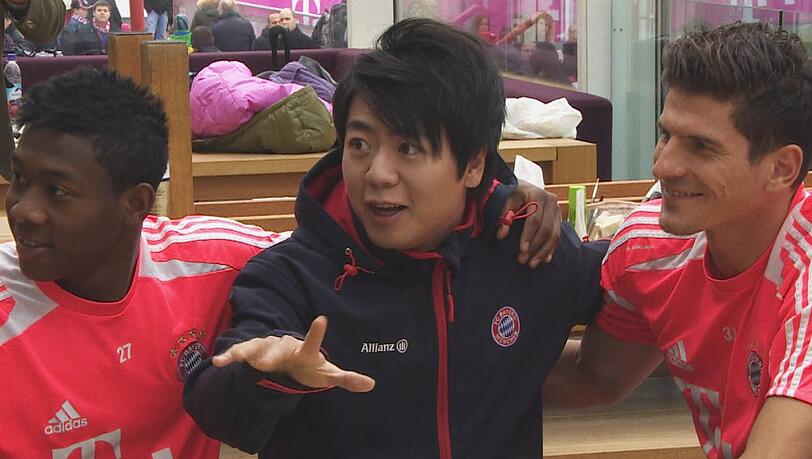 Der chinesische Pianist Lang Lang (Mitte) beim Besuch am Trainingsgelände des FC Bayern. Der chinesische Pianist Lang Lang (Mitte) beim Besuch am Trainingsgelände des FC Bayern.