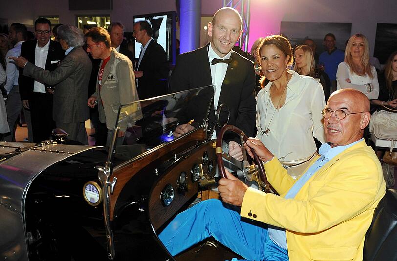 Wolfgang Oswald (Aston Martins München-Statthalter) mit Otto Retzer und Frau Shirley