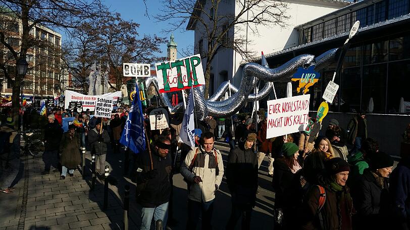 Unter dem Motto «Kein Frieden mit der NATO» demonstrierten am Samstag knapp 2000 Menschen gegen die Siko.