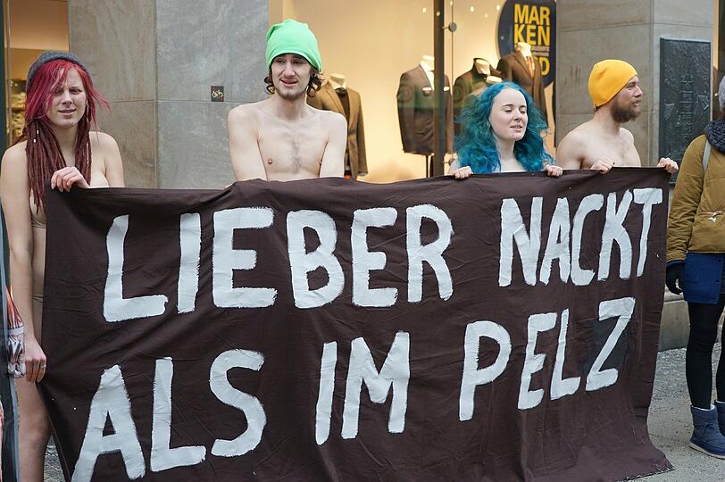 "Lieber nackt als im Pelz": Bilder von der Protestaktion