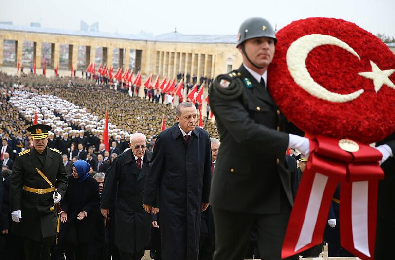 Recep Tayyip Erdogan (Mitte) beim 93. Jahrestag der Republik am Samstag am Atatürk-Mausoleum.