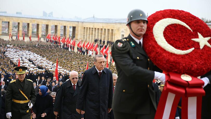 Recep Tayyip Erdogan (Mitte) beim 93. Jahrestag der Republik am Samstag am Atatürk-Mausoleum. Recep Tayyip Erdogan (Mitte) beim 93. Jahrestag der Republik am Samstag am Atatürk-Mausoleum.