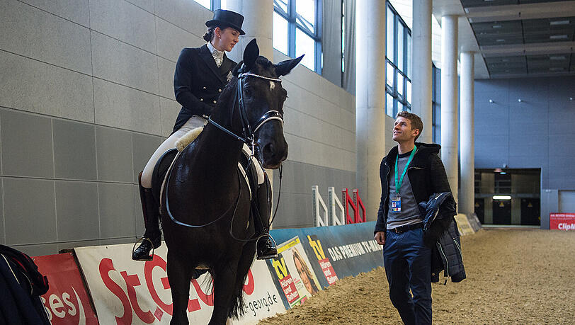 Zwei Sportler, die sich gegenseitig hochpushen: Lisa Müller und ihr Mann Thomas, mit dem 12-jährigen Pferd "Dave", in der Abreithalle bei den Munich Indoors