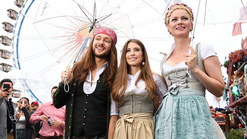 Riccardo Simonetti, Cathy Hummels und Franziska Knuppe schlendern über die Wiesn.