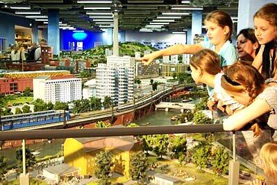 Modelleisenbahn in den Miniaturwelten Loxx am Alex in Berlin