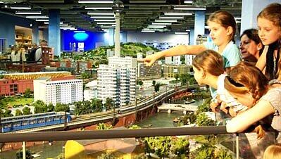 Modelleisenbahn in den Miniaturwelten Loxx am Alex in Berlin Modelleisenbahn in den Miniaturwelten Loxx am Alex in Berlin