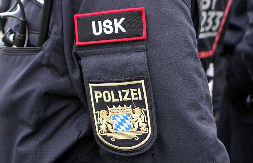 Mit rund 20 Einsatzkräften durchsuchte die Polizei die Fahrzeuge. (Symbolbild)