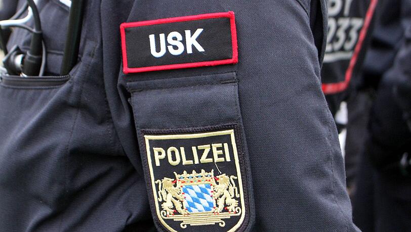 Mit rund 20 Einsatzkräften durchsuchte die Polizei die Fahrzeuge. (Symbolbild) Mit rund 20 Einsatzkräften durchsuchte die Polizei die Fahrzeuge. (Symbolbild)