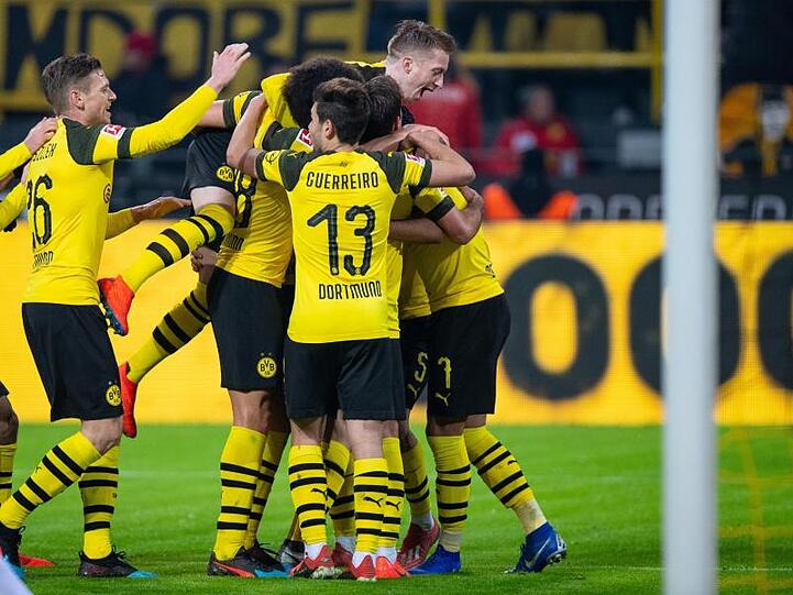 Nach dem 5:1 gegen Hannover 96 steht Borussia Dortmund so gut da, wie nie zuvor: Die BVB-Spieler feiern daas 3:0.