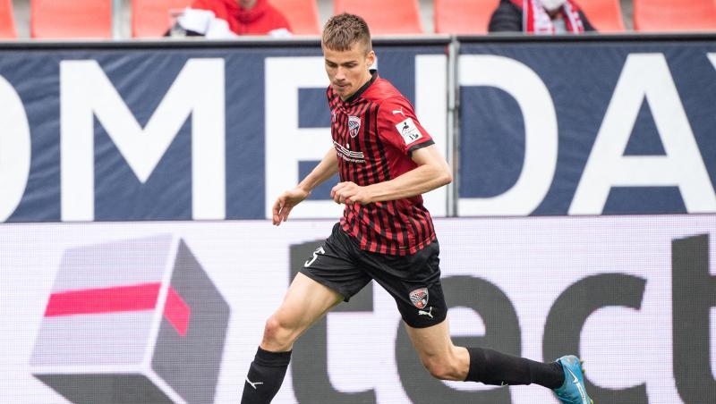 Filip Bilbija spielt den Ball.