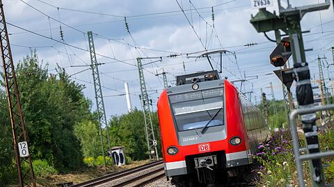 Zwei Wochen lang fahren Busse statt Bahnen auf den Linien S6 und S8.