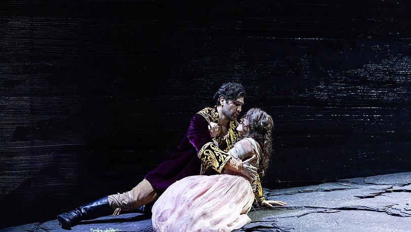 Jonathan Tetelman und Olga Kulchynska in &bdquo;Faust&ldquo;.