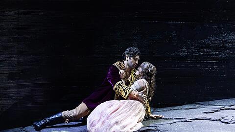 Jonathan Tetelman und Olga Kulchynska in &bdquo;Faust&ldquo;.