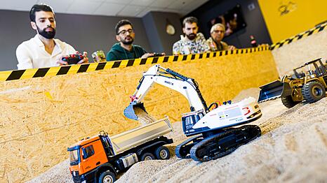 Gr&uuml;nder Siymo Othman (links) steuert mit Freunden kleine Bagger, Radlader und Lastwagen in seinem neu er&ouml;ffneten Bagger-Caf&eacute;. Es soll das erste dieser Art in Deutschland sein.