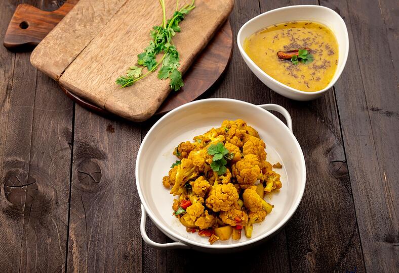 Auch in einem klassischen Dal findet man oft Blumenkohl als Gem&uuml;seeinlage. Zwiebeln, Knoblauch, Curry und Tomatenmark im Topf braten und mit Tomaten, roten Linsen, Blumenkohl und Gem&uuml;sebr&uuml;he aufkochen. Alternativ kann der Kohl f&uuml;r etwas mehr Biss auch im Ofen ger&ouml;stet werden. Dazu passt Joghurt und Koriander.