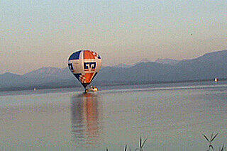 Zunächst setzte der Ballon auf dem Wasser auf