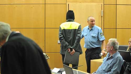 Einer der mutmaßlichen Drahtzieher des eines Kinderporno-Rings in Darmstadt vor Gericht Einer der mutmaßlichen Drahtzieher des eines Kinderporno-Rings in Darmstadt vor Gericht