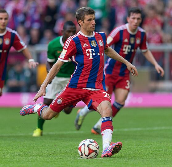 Thomas Müller: 

Als Lewandowski-Ersatz im Sturmzentrum gefordert. Rackerte eifrig wie eh und je und machte Lewandowski vergessen. Bereitete das 1:0, holte den Elfer zum 3:0 heraus, den er selbst verwandelte.

NOTE: 2