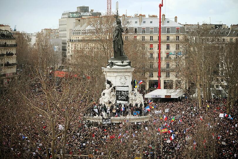 Solidaritätsmarsch gegen Terror in Paris: Bis zu einer Million Menschen wurden erwartet. Merkel und Hollande trauern Arm in Arm. Die Bilder...