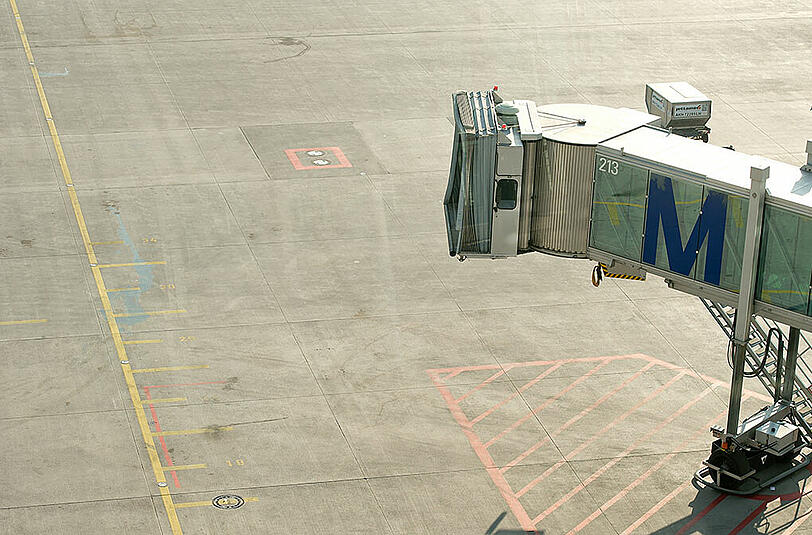 Eine leere Fluggastbrücke ist am 19.03.2015 am Flughafen in München auf dem Vorfeld zu sehen. Die Streiks bei den Lufthansa-Piloten gehen weiter.
