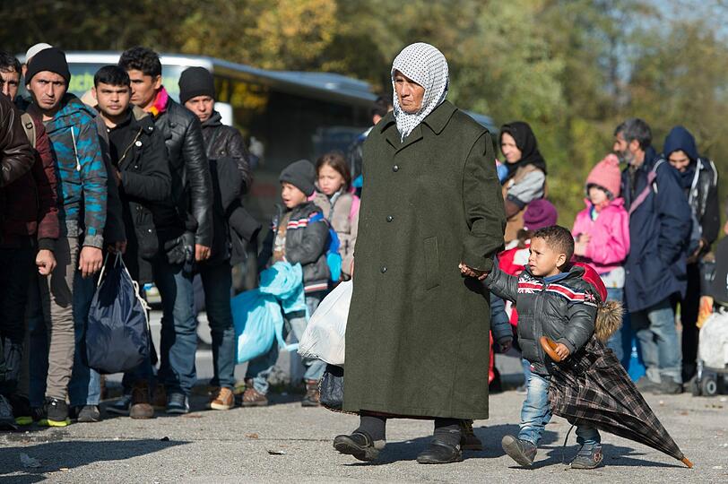 Der Zustrom von Flüchtlingen an der österreichisch-deutschen Grenze reißt nicht ab.