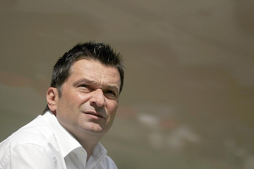 Der etwas verwunderte Mainzer Manager Christian Heidel spöttisch nach dem umstrittenen Elfmeter der Augsburger zum 1:2.