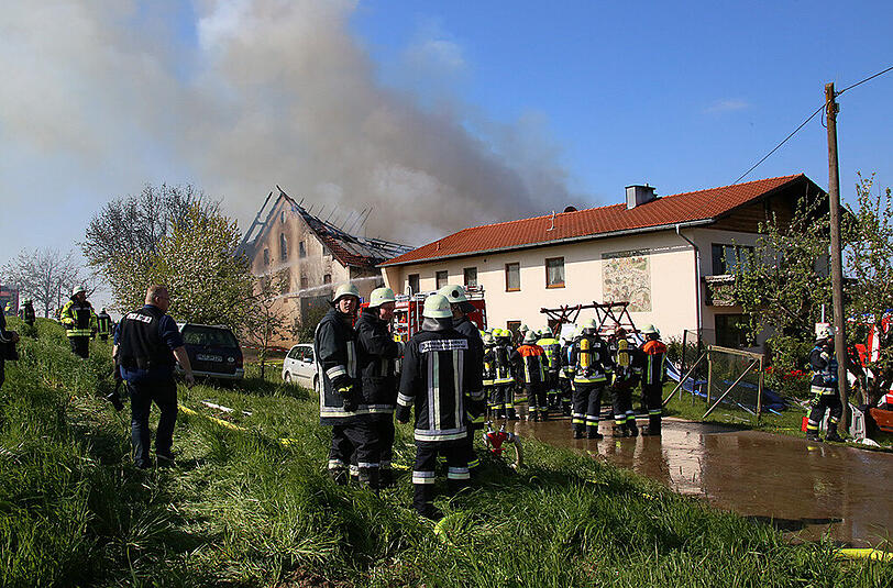 Großeinsatz der Feuerwehr am Donnerstagnachmittag: In Lafering brannte ein großes Stallgebäude komplett aus, der Sachschaden ist enorm. Die Bilder.