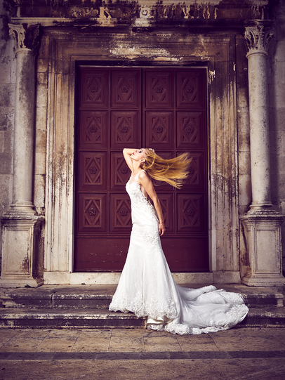 Aleksandra in einem Kleid von "White Silhouette".