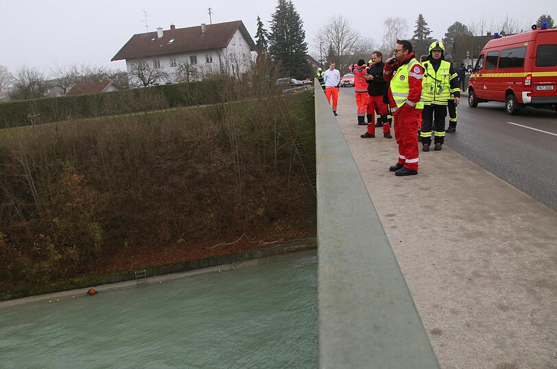 In Pürten bei Waldkraiburg wurde am Freitagmorgen ein Auto im Inn treibend gesichtet. Die Bilder vom Einsatz.