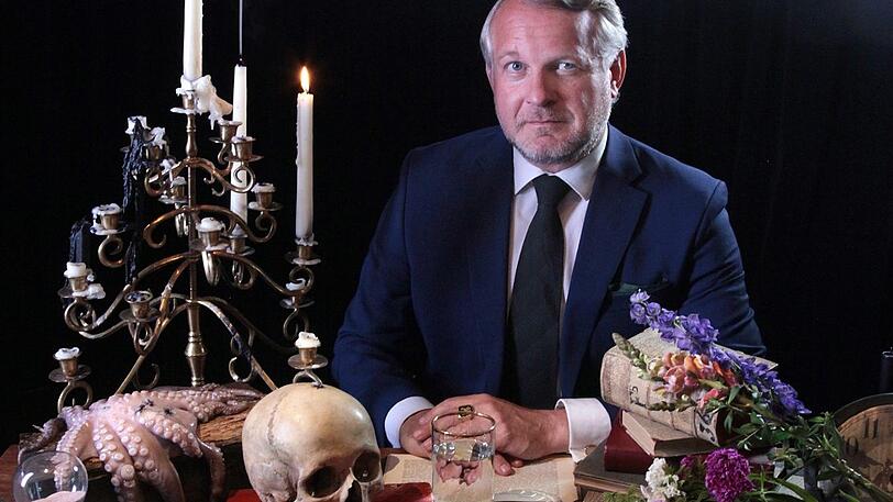 Der Kulturmanger Thomas Girst, kunstgeschichtlich anspielungsreich inszeniert von Fotograf Martin Eder.